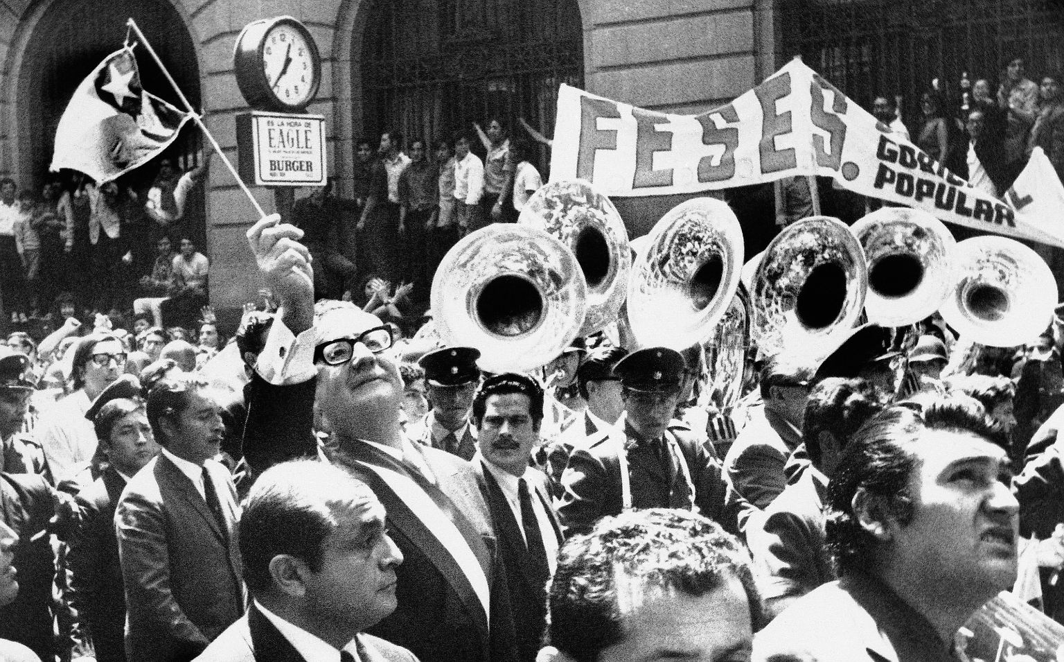 Im November 1970 wird der Sozialist Salvatore Allende zum Staatspräsidenten von Chile gewählt. Sein erklärtes Ziel ist es, auf demokratischem Wege eine sozialistische Gesellschaft in Chile zu etablieren. 