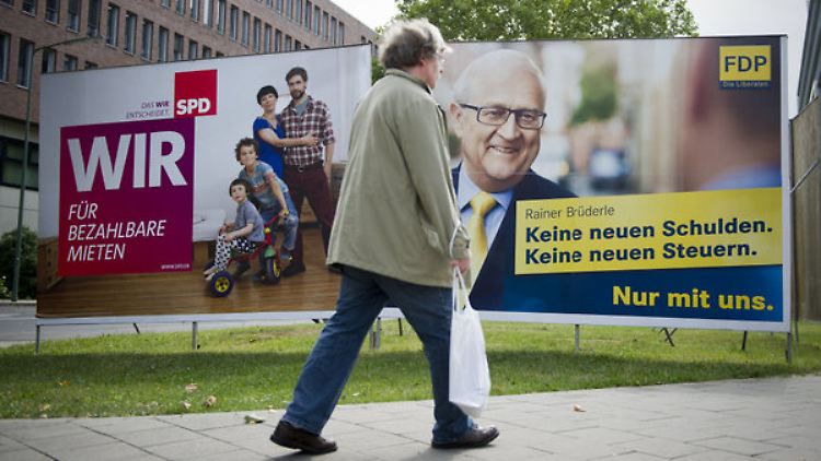 Wahlplakate von SPD und FDP in Düsseldorf.
