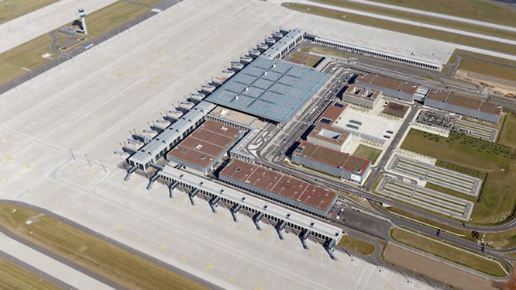 "Baulich eigentlich fertig" - der künftige Flughafen BER.