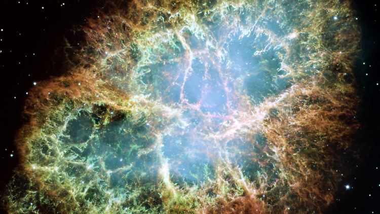 Eine der bekanntesten Supernova-Explosionswolken: der Krebsnebel. Seit dem Jahr 1054 verteilt er sich im Weltraum. Die bei der Explosion herausgeschleuderten Elemente sind an den Farben zu erkennen: blau und rot deuten auf Sauerstoff hin, grün auf Schwefel.