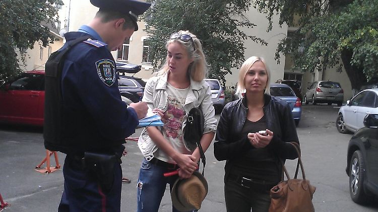 Alexandra Schewtschenko mit einer weiteren Femen-Aktivistin während der Polizei-Razzia in Kiew Ende August.