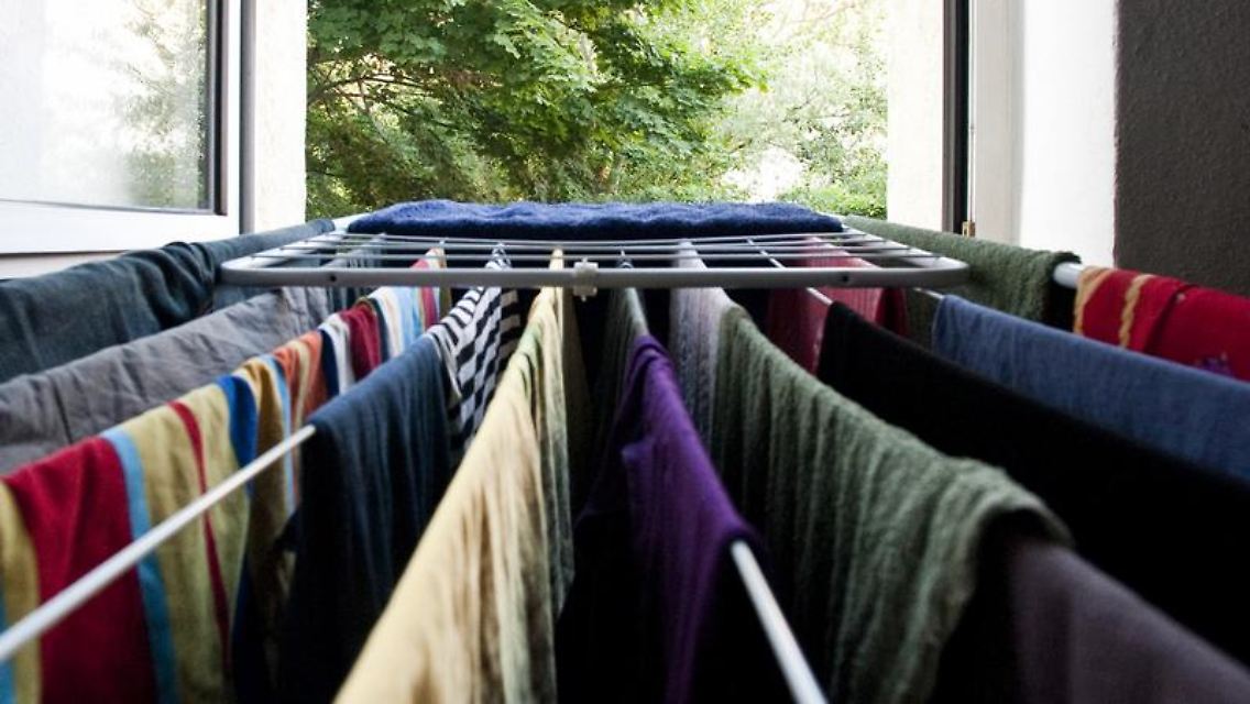 Regelmäßiges Lüften beugt Schimmel vor - das gilt vor allem, wenn Wäsche in der Wohnung trocknet.