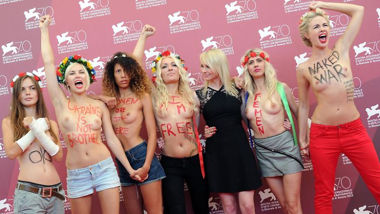Femen-Aktivistinnen mit Regisseurin Kitty Green bei der Filmvorstellung in Venedig.