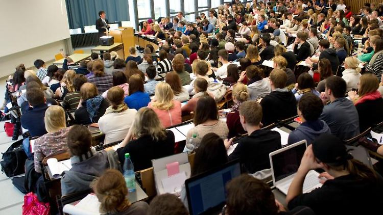 Ohne Abi an die Uni: Der Zugang zu Hochschulen für Nicht-Abiturienten wird leichter. 