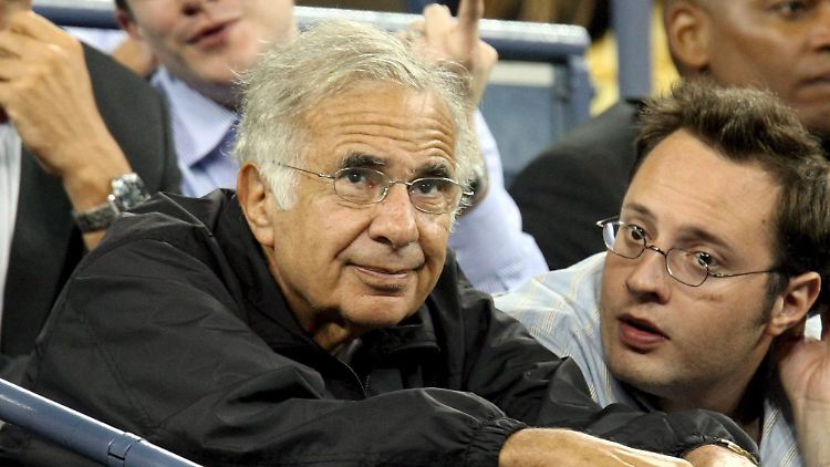 Milliardär Carl Icahn (li.) streckt im Kampf um Dell die Waffen.