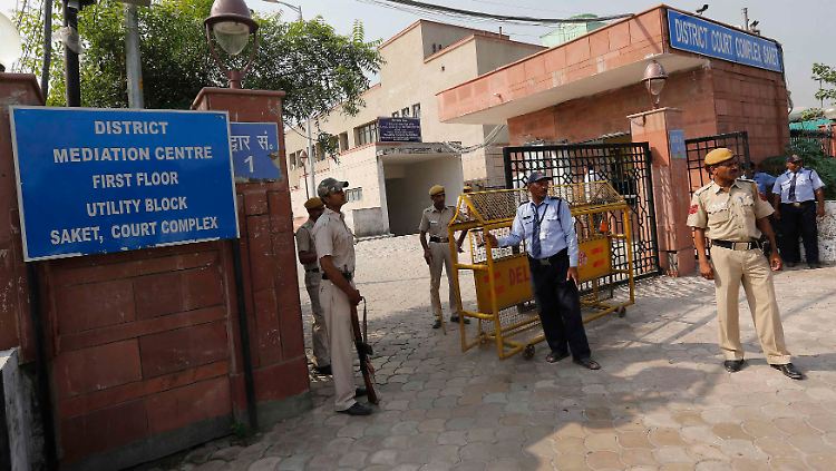 Das Gerichtsgebäude, geschützt von Beamten.