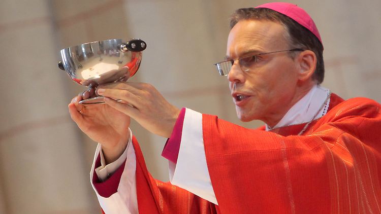 Bischof Franz-Peter Tebartz-van Elst beim Gottesdienst im Dom zu Limburg an der Lahn.