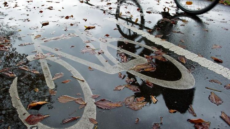 Wer sportlich auf dem Rad unterwegs ist, benötigt andere Regenkleidung als jemand, der nur kurz zum Einkaufen oder zur Arbeit fährt.