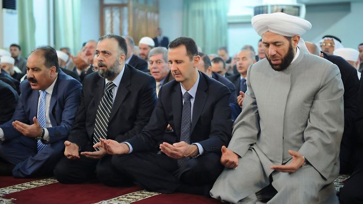 Auch das Bild des betenden Assad, das SANA am 8. August verbreitete, findet sich bei Instagram.