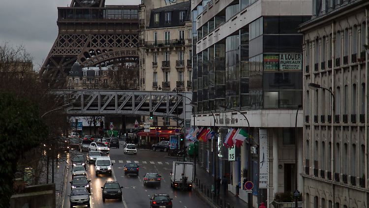 Industrieproduktion in Frankreich fällt dritten Monat in Folge.
