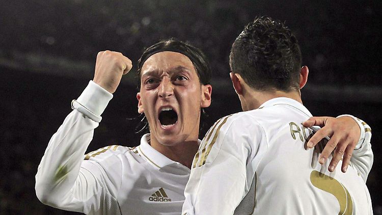 Mesut Özil spielte mit einigen der größten Fußballer seiner Zeit zusammen.