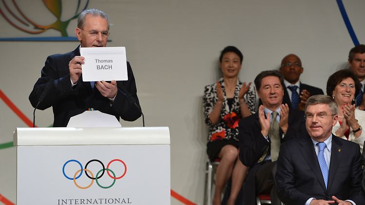 Jacques Rogge verkündet in Buenos Aires, wer ihm als IOC-Präsident nachfolgt. Es ist der erwartete Sieger.