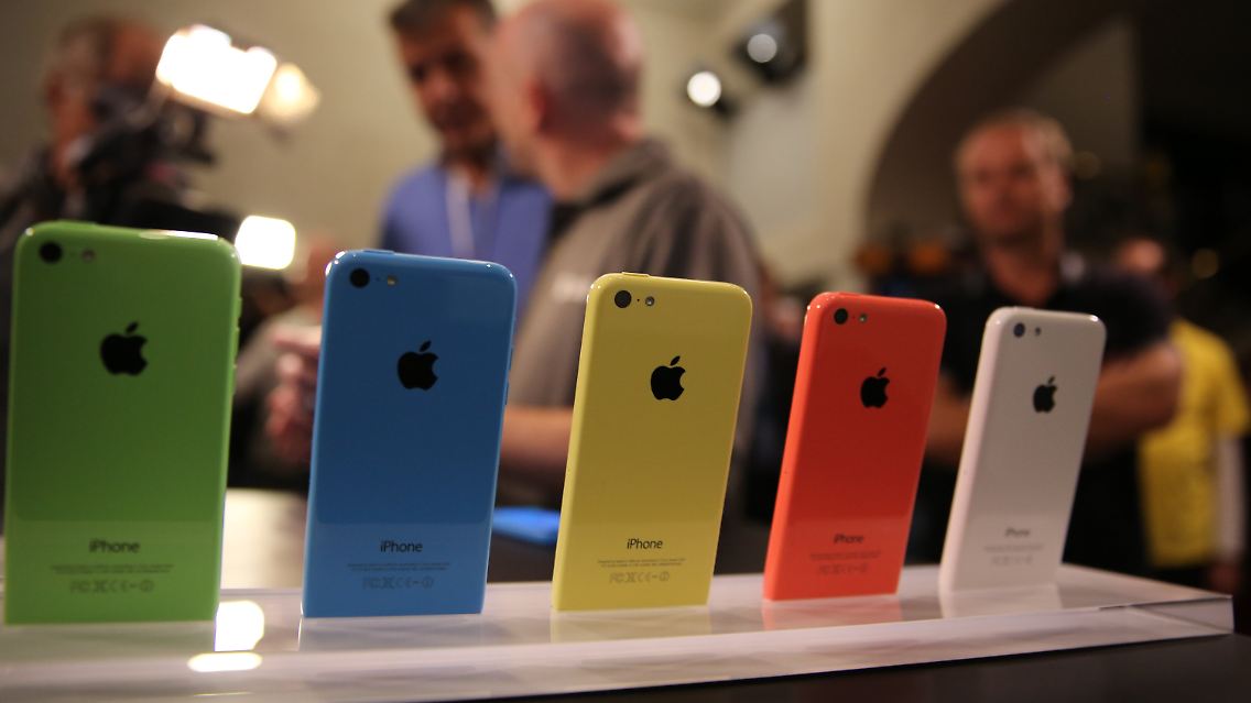 Das kleinere 5C kommt in bunten Farben, die der US-Konzern immer wieder gerne verwendet: Grün, Gelb, Pink, Blau oder Weiß.