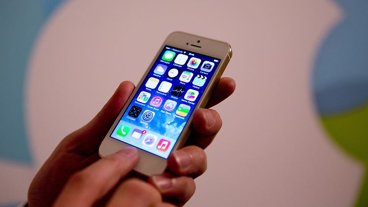 Laut Chaos Computer Club ist der Fingerabdruckscanner unter dem Homebutton des neuen iPhones mit relativ einfachen Mitteln zu knacken.