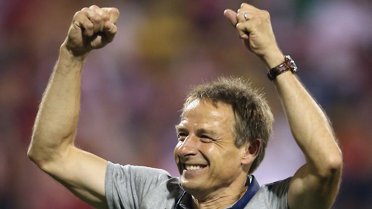 Jürgen Klinsmann freut sich - wie zu seinen besten Zeiten als Torschütze.