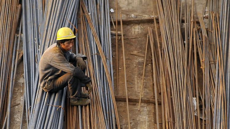 China kommt wohl um einen Einbruch des Wachstums herum. Ein Arbeiter ruht sich auf Stahlstreben auf einer Baustelle in Jinan aus.