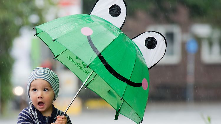 Nicht nur Noah macht große Augen, sondern auch sein Frosch.