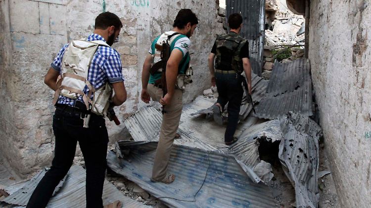Kämpfer der Freien Syrischen Armee in der zerstörten Altstadt von Aleppo.
