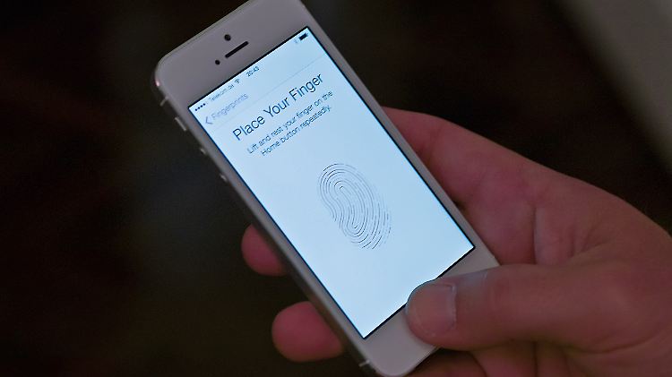 Der Fingerabdruck-Scanner im iPhone 5S ist vielen Nutzern nicht geheuer.