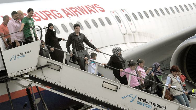 Die 107 Syrer sind die ersten Flüchtlinge, die Deutschland in einer Sonderaktion aufnimmt.