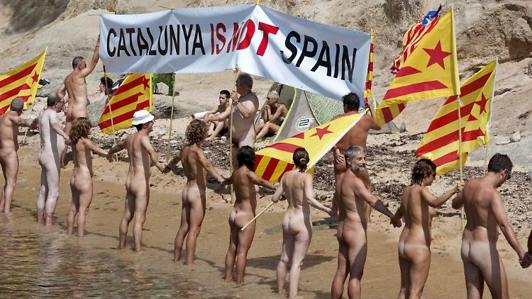 Schon in den vergangenen Tagen hatten kleinere Gruppen die Menschenkette geprobt wie hier in Palamos.