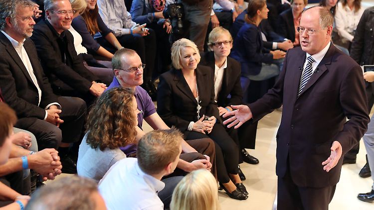 Aushilfslehrer Steinbrück in seinem Element: Auch nach der Sendung diskutiert er mit den Zuschauern.