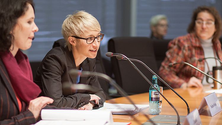 "Wenn man sie im kleinen Kreis trifft, dann kann sie sehr lustig sein", sagt Nadine Schön über die Kanzlerin.