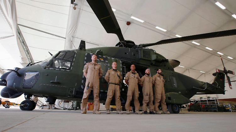 Die deutsche Crew eines NH90 in Camp Mamal nördlich von Masar-i-Scharif.