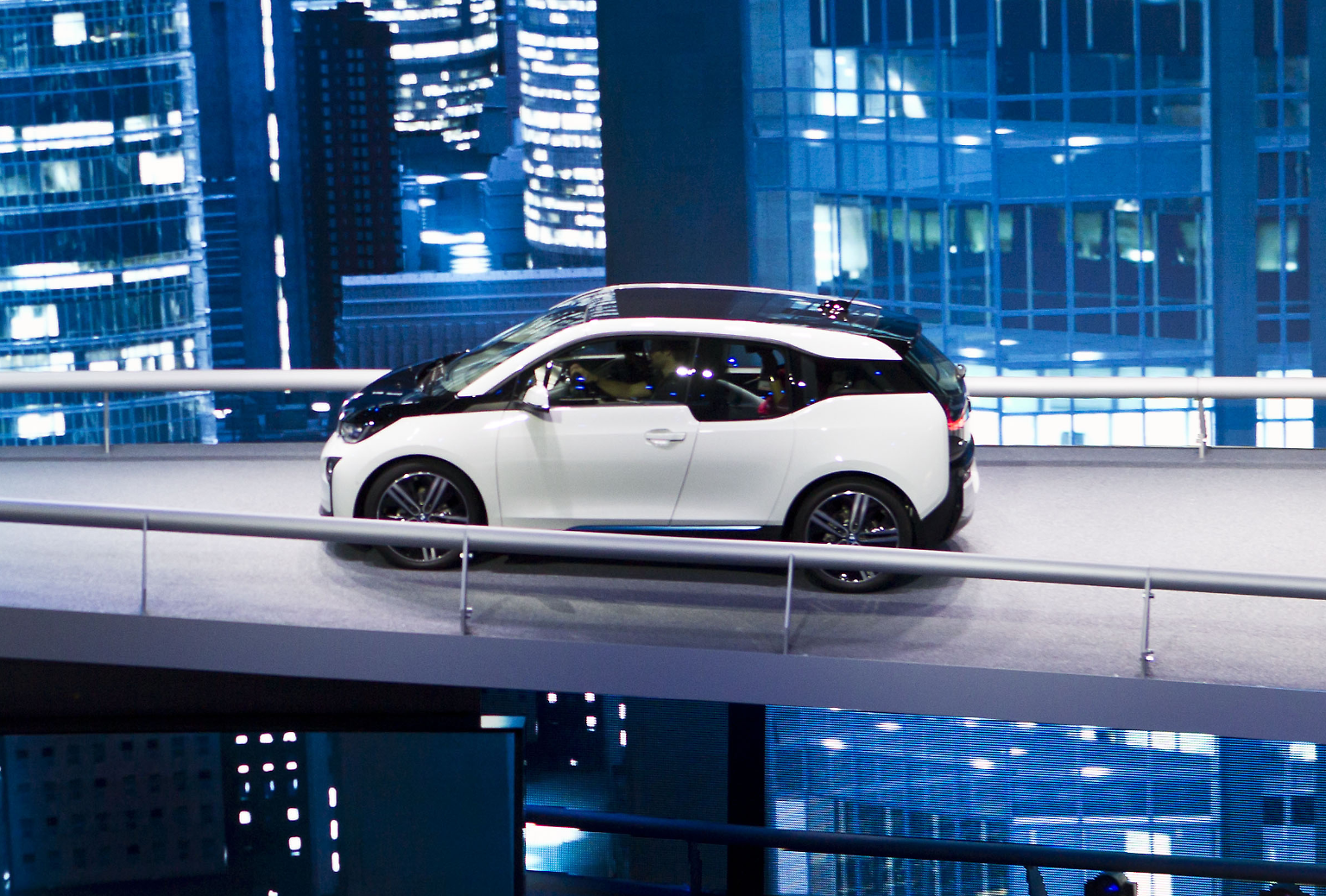 BMW prescht mit seinem i3 auf der 65. IAA in die bezahlbare und alltagstaugliche E-Mobilität und zwingt die Konkurrenz zum Handeln.