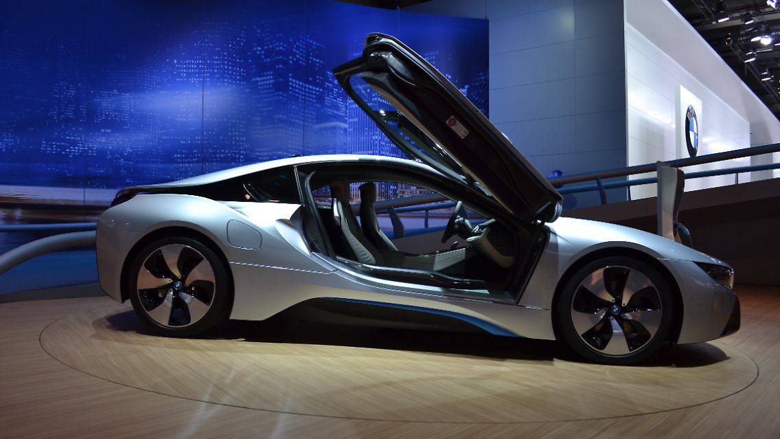 Der Preis ist aber alles andere als stromlinienförmig: Ganze 125.000 Euro wollen die Münchner für ihren 1490 Kilogramm leichten und 250 km/h schnellen Sportwagen haben.