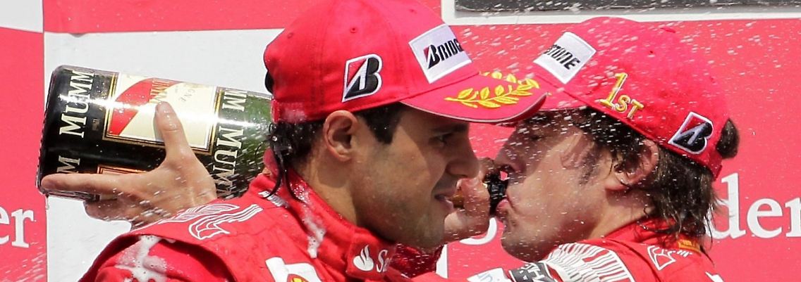 Na dann Prost: Fernando Alonso und Felipe Massa feiern.