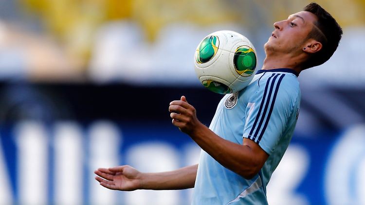 Sieht doch sehr professionell aus: Mesut Özil übt mit dem Ball.