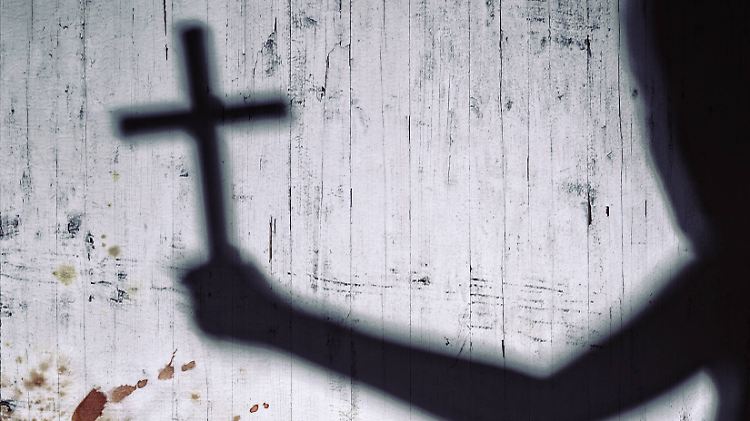 "In Tag der Asche" bekommt es Kommissar Niemans diesmal nicht mit Nazis zu tun, sondern mit einer sehr gottesfürchtigen Sekte und deren düsterem Geheimnis.