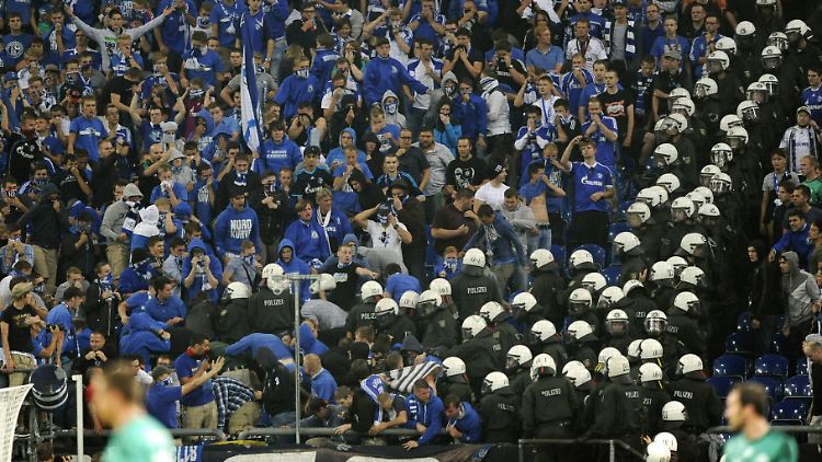 Massiv rückte die Polizei im Schalker Block ein.