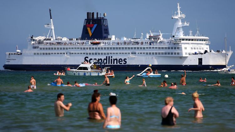Eine Scandlines-Fähre bei der Einfahrt in den Hafen von Rostock-Warnemünde.
