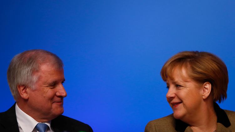 Horst Seehofer stichelt gern. Kanzlerin Angela Merkel ärgert er mit der PKW-Maut.