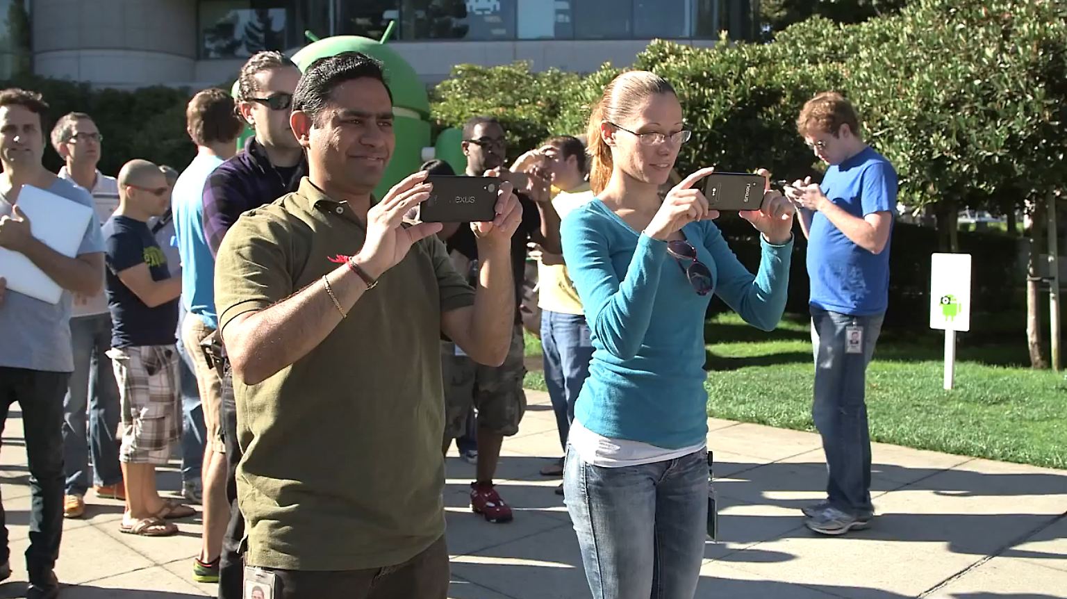 Das ist ein Screenshot aus einem Video, das Google bei der Einweihung der Android-4.4-Statue am 2. September gedreht hat. Der Mann vorne links hält ein Nexus-Smartphone, das wie keines der bekannten Modelle aussieht.