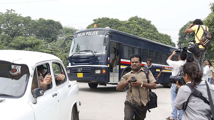 Unter starken Sicherheitsvorkehrungen werden die Männer ins Gericht gebracht.