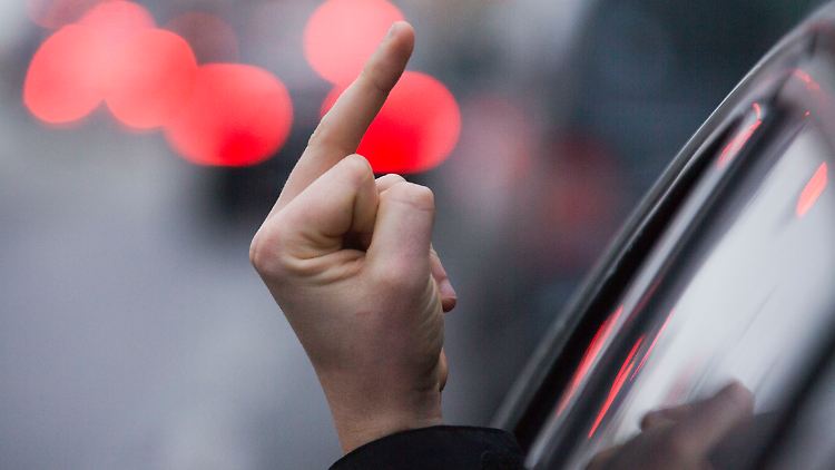 Wer anderen Verkehrsteilnehmern den Mittelfinger präsentiert, kassiert unter Umständen Punkte in Flensburg.