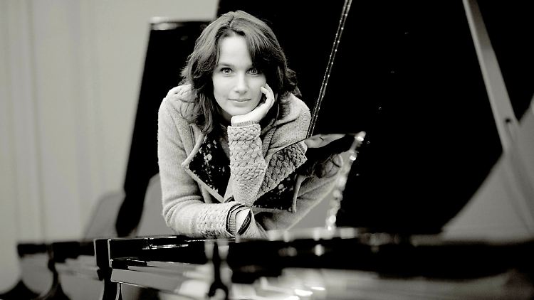 04-Grimaud-Brahms-Piano-Concertos-Photocredit-Mat-Hennek-DG.jpg