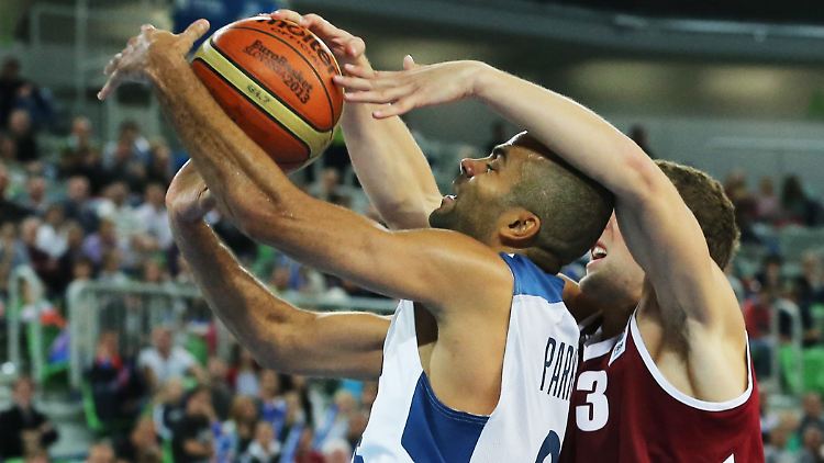 Tony Parker (l) war bei den Franzosen ein Garant für den Sieg gegen Lettland.