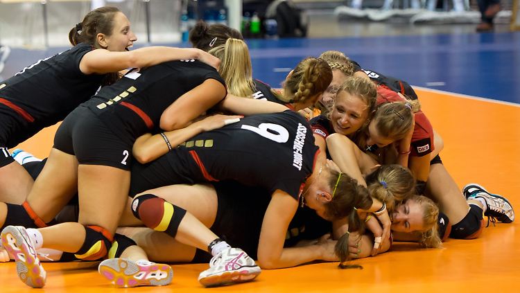 Jubeltraube nach dem Drama: Deutschlands Volleyballerinnen am Boden - vor Glück.