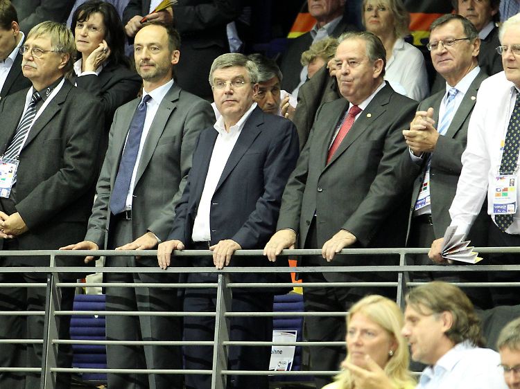 IOC-Präsident Thomas Bach gab sich lange neutral. Die Berliner Halle angesichts des Dramas nicht.
