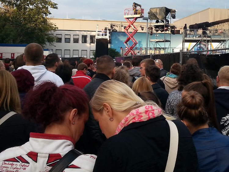 Ja, es gibt Menschen, die Schlange stehen, um bei "Promi Big Brother" live dabei zu sein.