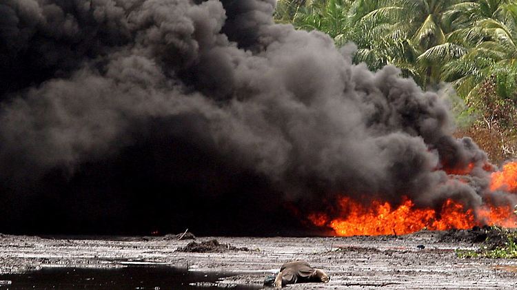 Eine brennende Pipeline im Jahr 2004. Im Nigerdelta sind neben Shell auch Chevron, ExxonMobil und Total an der Ölförderung beteiligt. 
