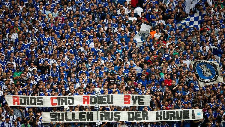 Der Wunsch einiger Schalker Fans nach einem Stadion ohne Polizei erfüllt sich nicht.