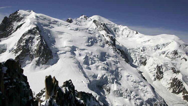 Bei schwachem Wind und starkem Niederschlag wächst der Gletscher auf dem Mont Blanc.