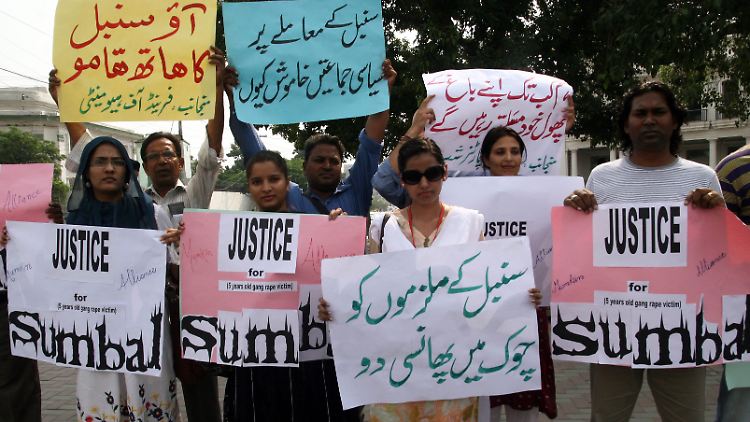 Immer wieder demonstrieren Menschen gegen die steigende Zahl von Vergewaltigungen in Pakistan. Sie werfen den Behörden ein zu lasches Vorgehen gegen Sexualstraftäter vor.
