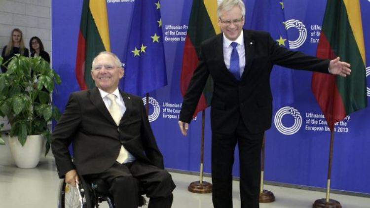 Finanzminister Wolfgang Schäuble und sein littauischer Amtskollege Rimantas Sadzius (r) in Vilnius.