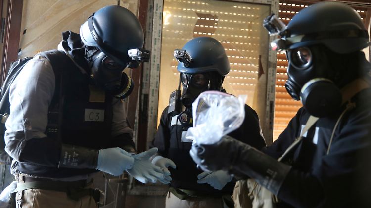 UN-Inspekteure in Syrien sammeln Gegenstände, die auf Giftgasrückstände getestet werden sollen.